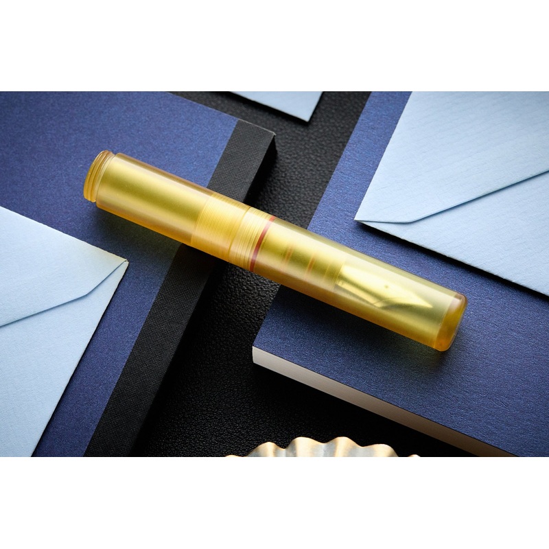 Schon DSGN Smoltem Pocket Fountain Pen – Natural Ultem Extra-Fine