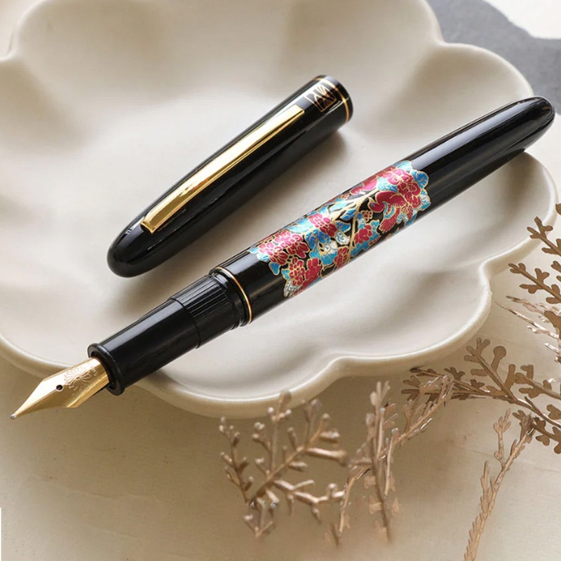 Wancher x Kuretake Kindai Maki-e Shunshoku Banri Fountain Pen – Black GT
