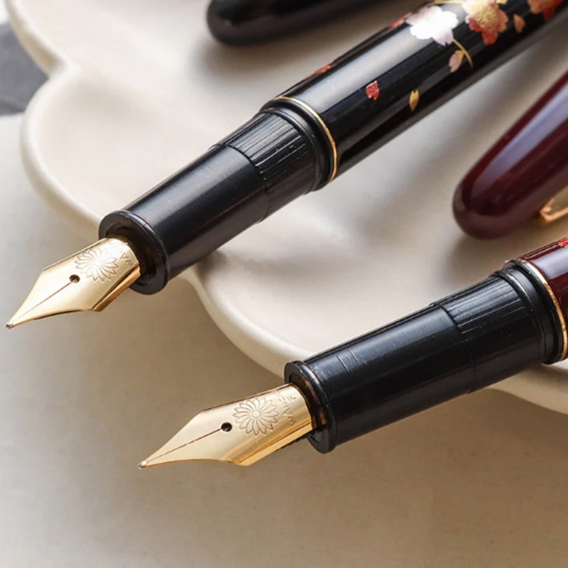 Wancher x Kuretake Kindai Maki-e Edazakura Fountain Pen – Black GT