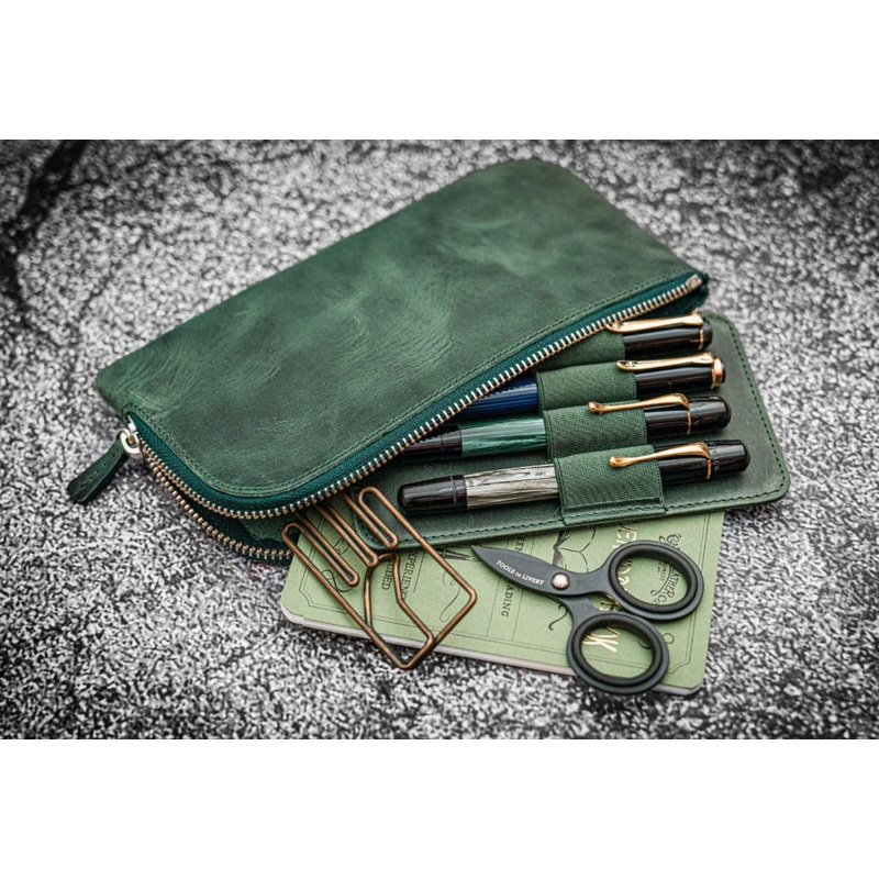 Galen Leather Slip-N-Zip Zippered 4 Slot Pen Pouch in Crazy Horse Forest Green