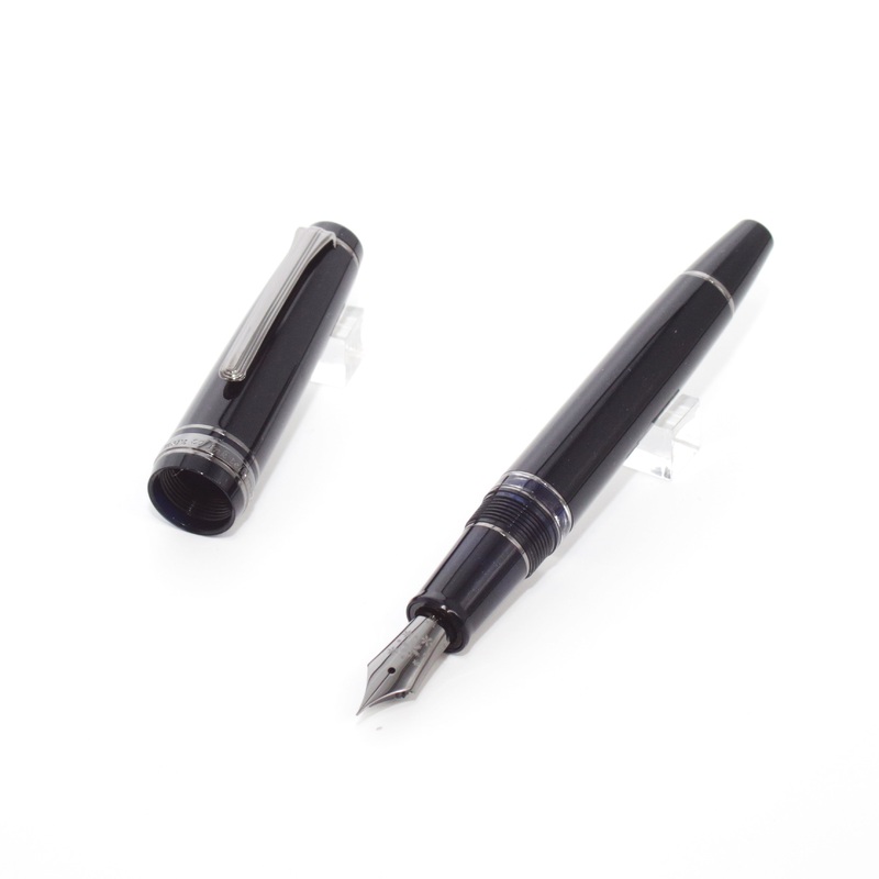 Silent Night Realo 18k Gold Nib Fine