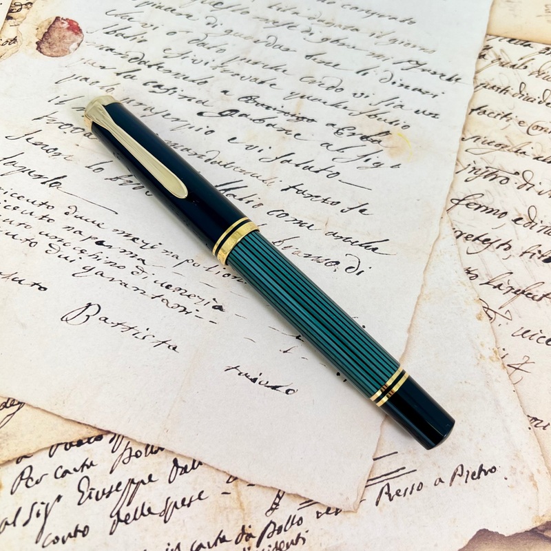 Pre-Owned Pelikan M600 Black & Green Fountain Pen 14K F