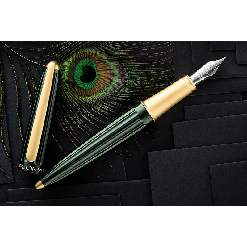 (Bottom Shelf) Diplomat Aero Fountain Pen – Evergreen/Gold (Special Edition) Medium